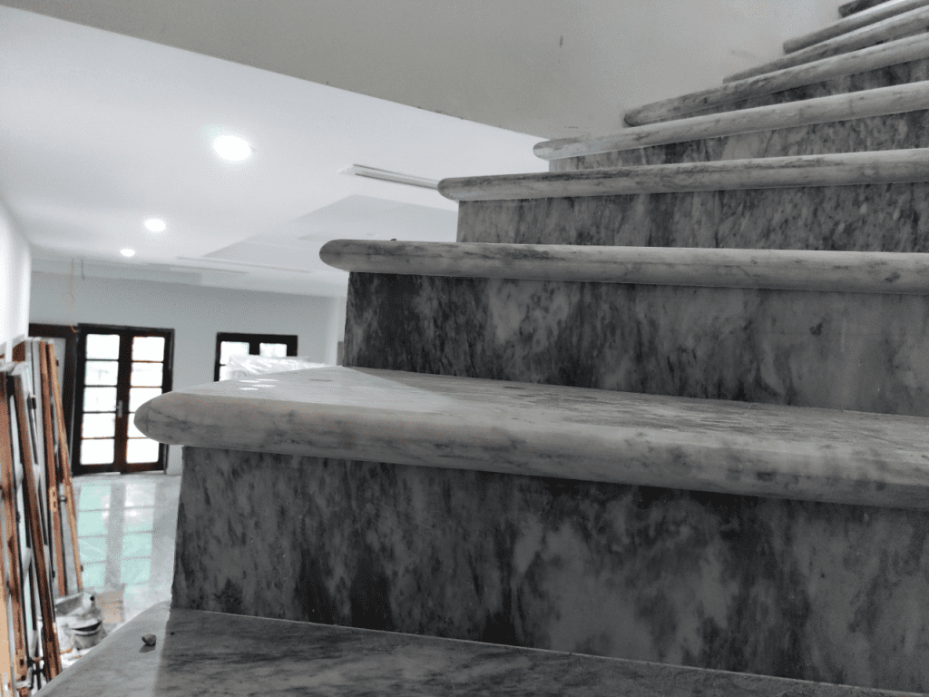 Cầu thang ốp bằng đá marble trắng Ý. 