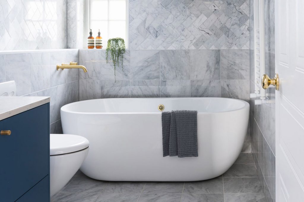 Tường phòng tắm được ốp bằng đá marble Trắng Ý. 