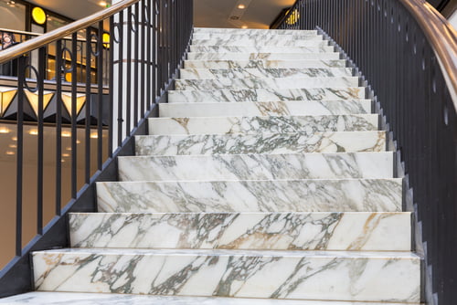 Thiết kế cầu thang bằng đá marble trắng cổ điển