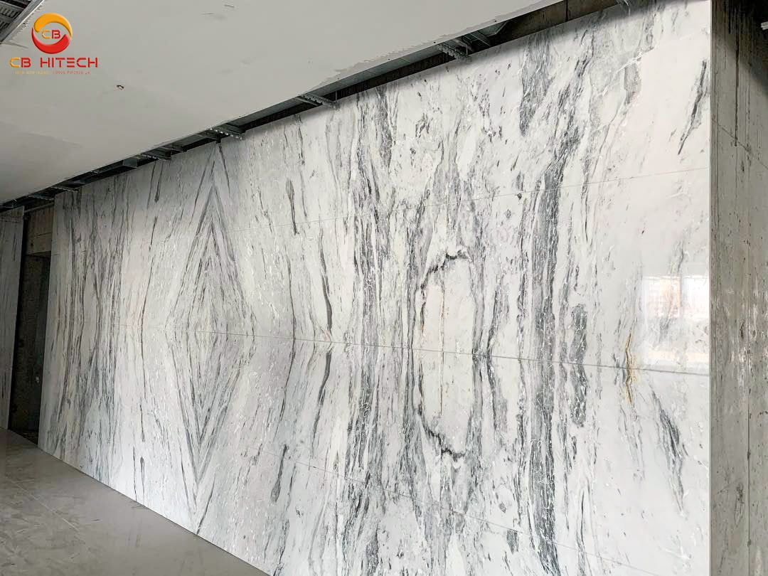 Tường ốp đá marble trắng Ý (bookmatch) tại dự án tòa nhà PD-17 do công ty CB HITECH cung cấp đá và thi công ốp lát. Ảnh CB HITECH.